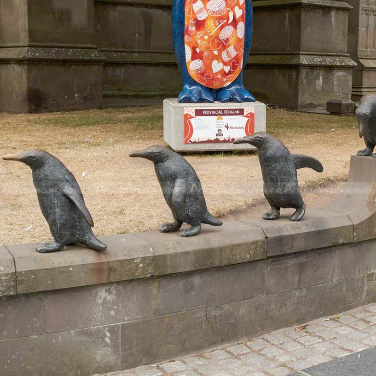 Außenbereich-Pinguinstatue
