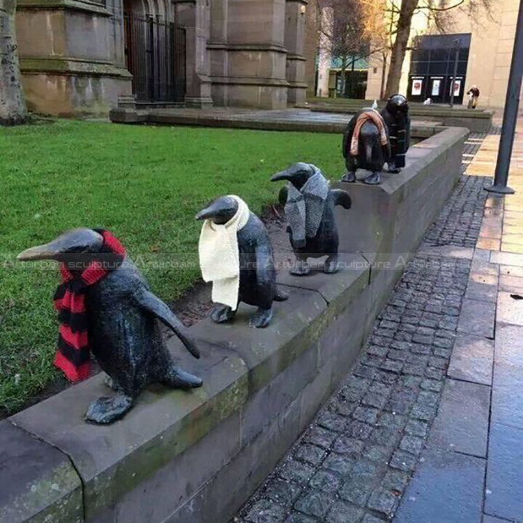 Außen-Pinguin-Statue