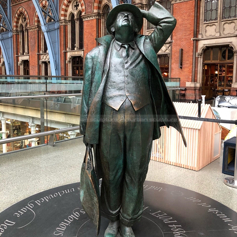 statue de sir john betjeman