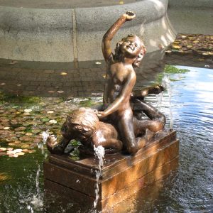 Bronzener Junge Außenbrunnen
