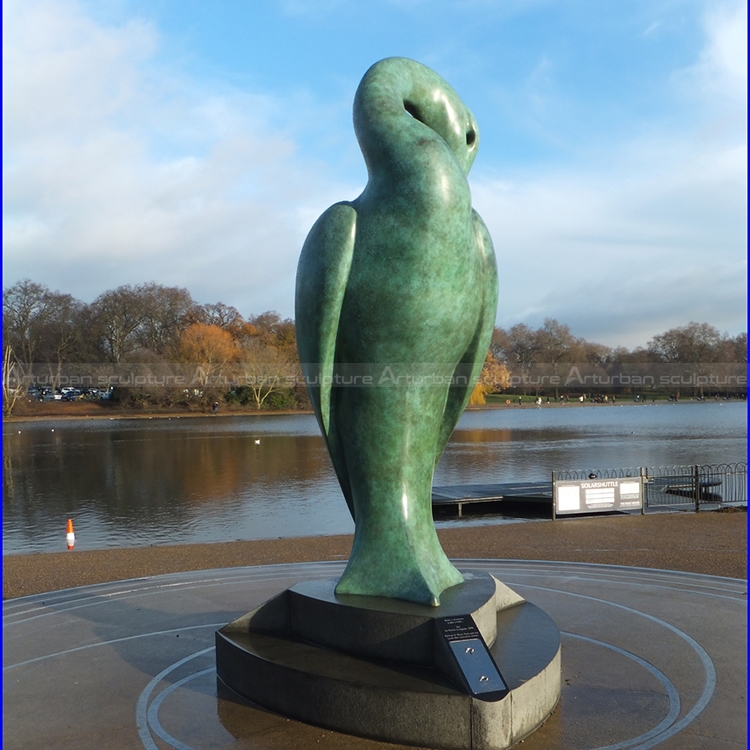 escultura de pássaro gigante