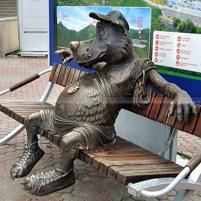 statua di lupo all'aperto