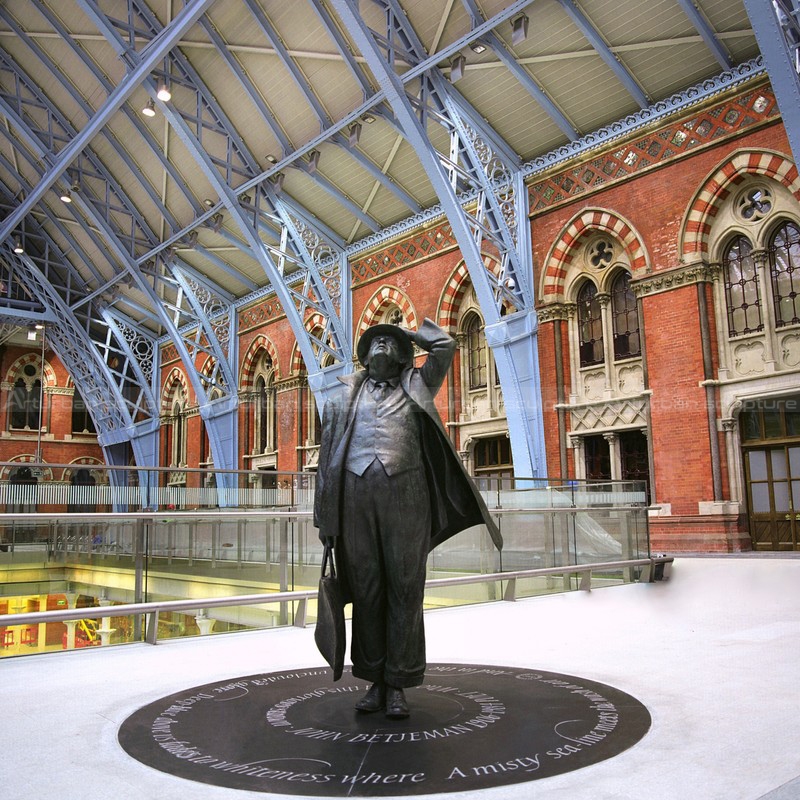 statue de sir john betjeman