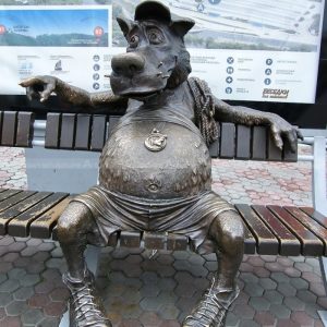 Wolfsstatue im Freien