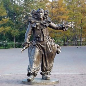 escultura de payaso de bronce