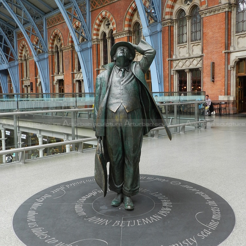 statue de sir john betjeman