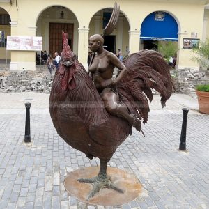 riesige Hahnenskulptur
