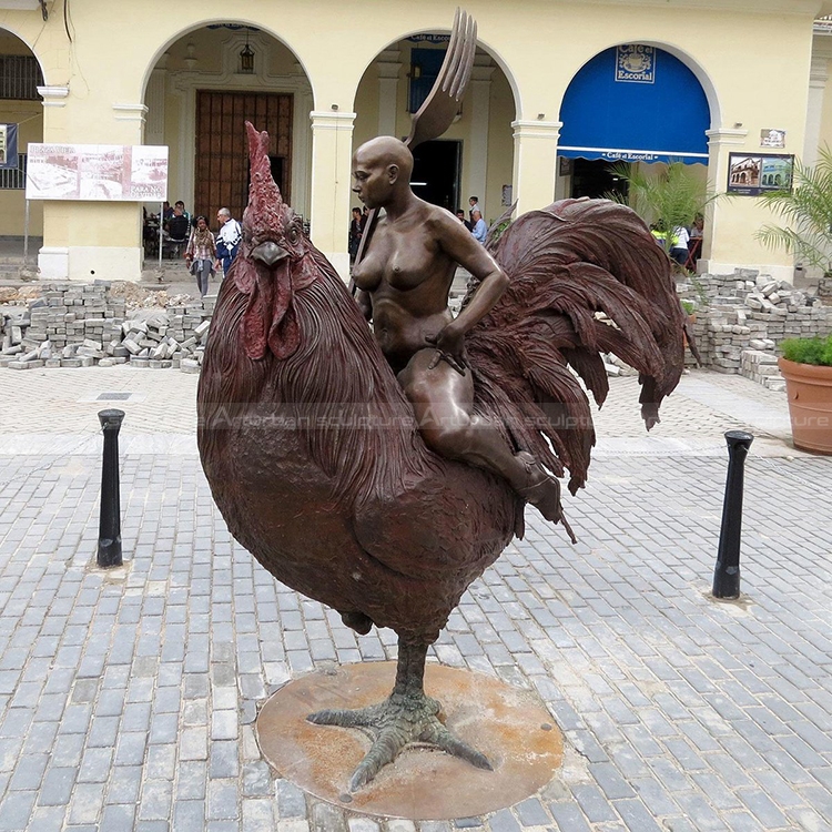riesige Hahnenskulptur