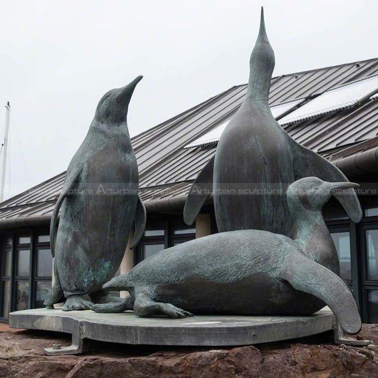 Bronzepinguin-Skulptur