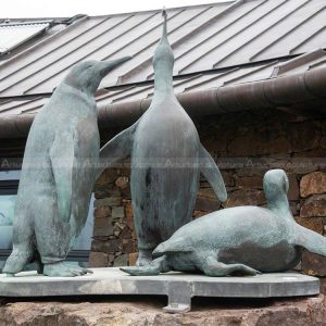 Bronzepinguin-Skulptur