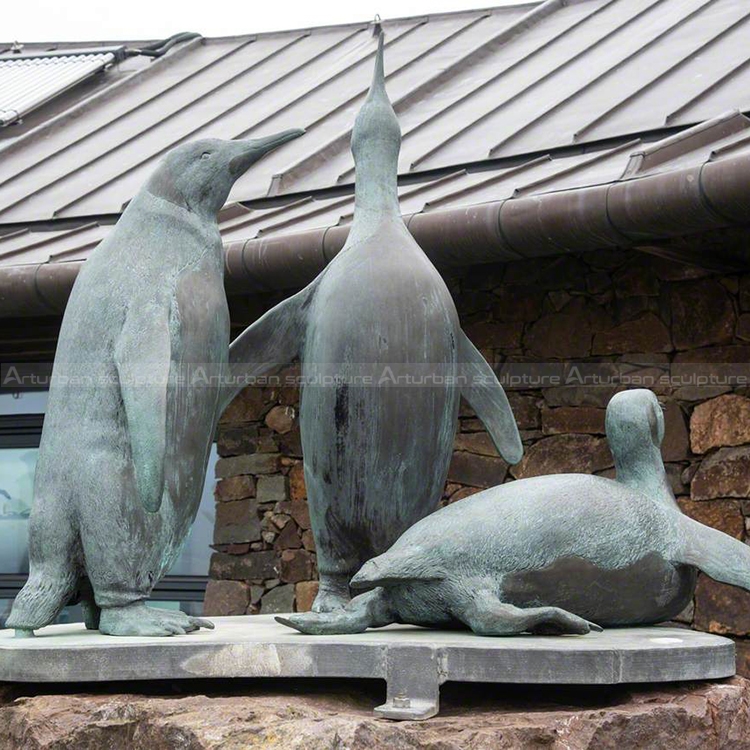 scultura di pinguino in bronzo