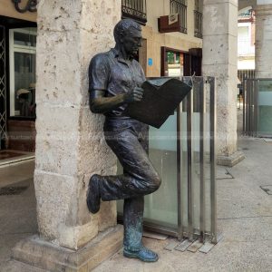 escultura de homem lendo