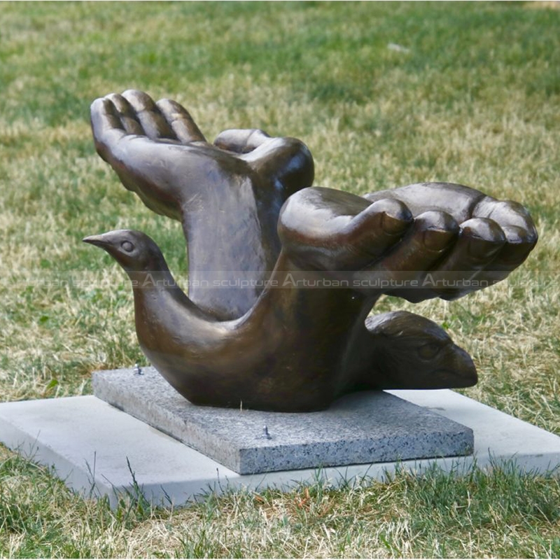 scultura colomba della pace