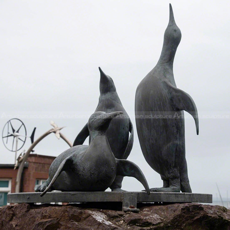 Bronzepinguin-Skulptur