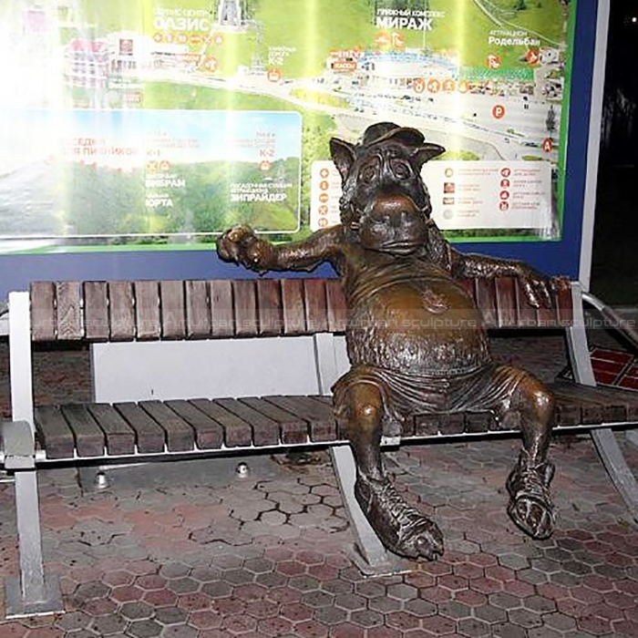 statua di lupo all'aperto
