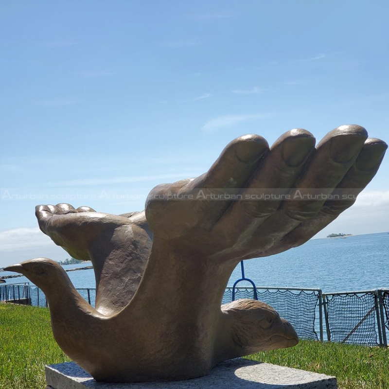 scultura colomba della pace