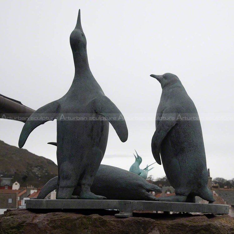 Bronzepinguin-Skulptur