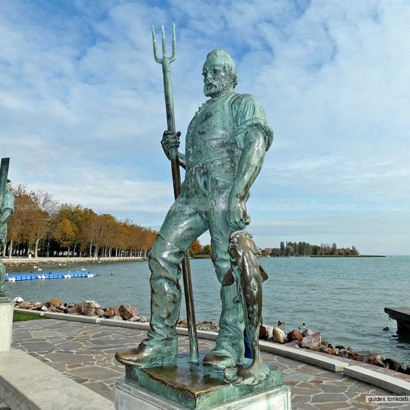 escultura de pescador de bronce