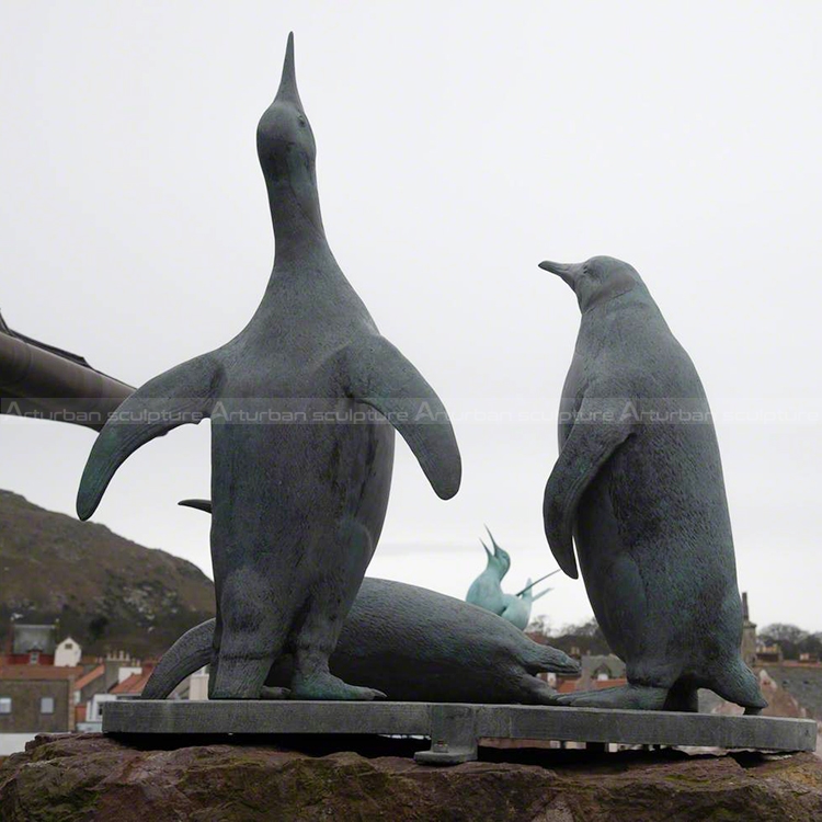 Bronzepinguin-Skulptur