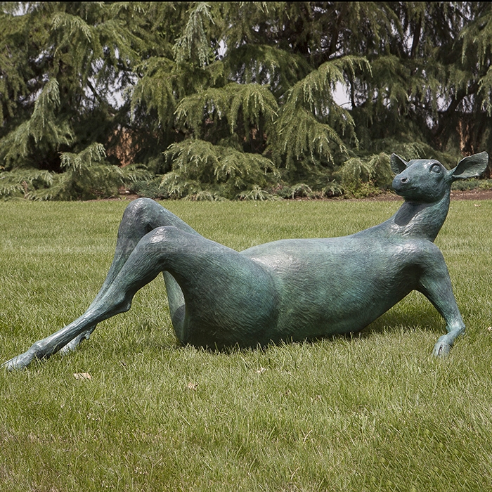 statua di cervo in riposo