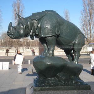 Adorno de jardim de rinoceronte