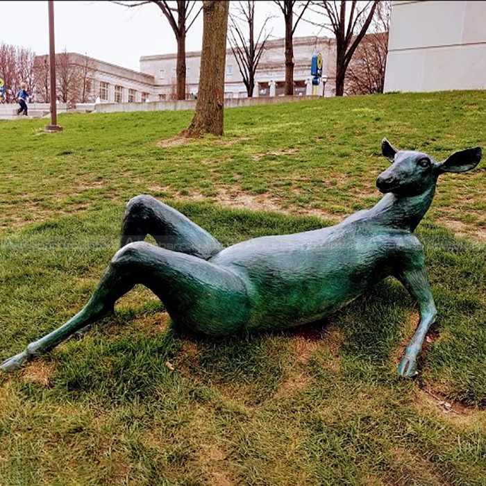 statua di cervo in riposo