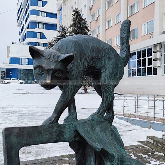 escultura de gato al aire libre