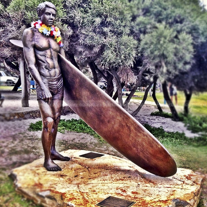 estátua de surfista de bronze