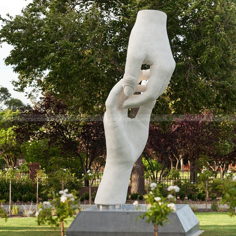 estátua de mão de mármore