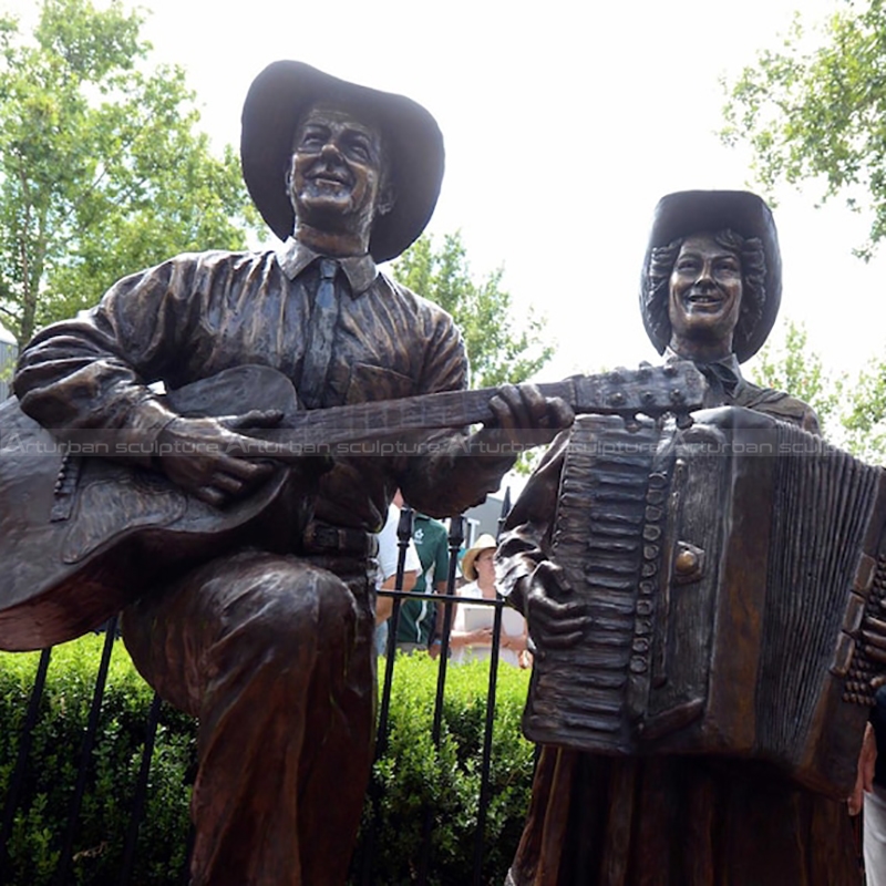 escultura de músico de metal