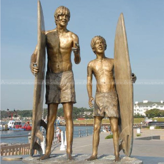 estátua de surfista de bronze