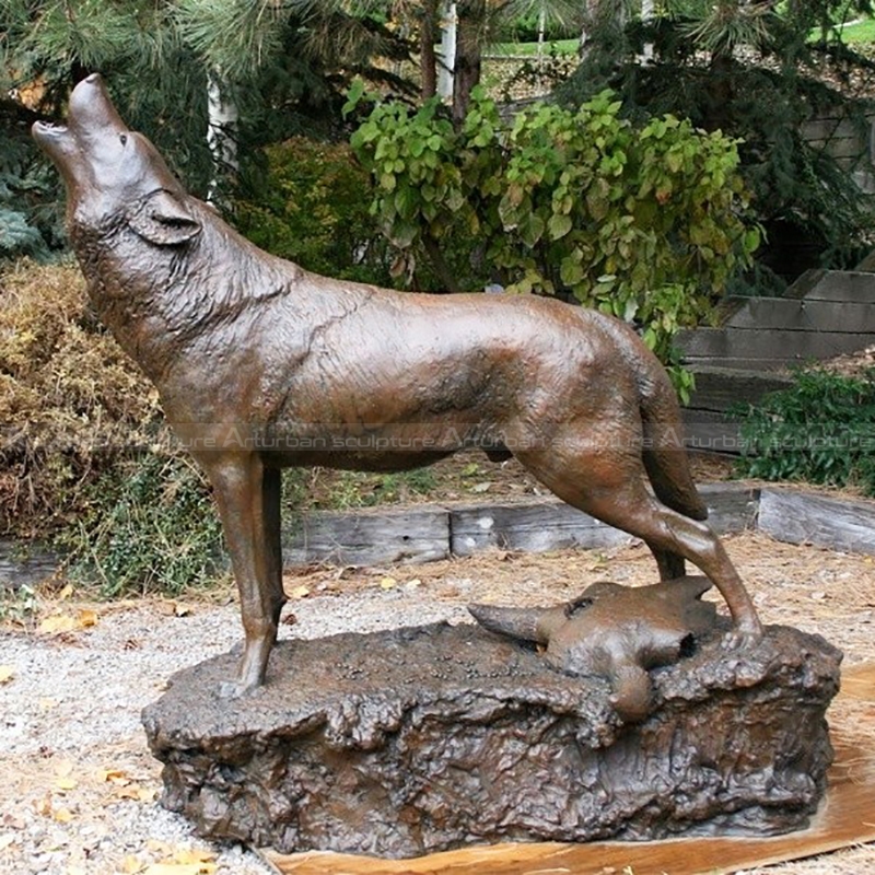 Bronzewolf-Skulptur