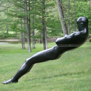 schwebende Mann-Statue