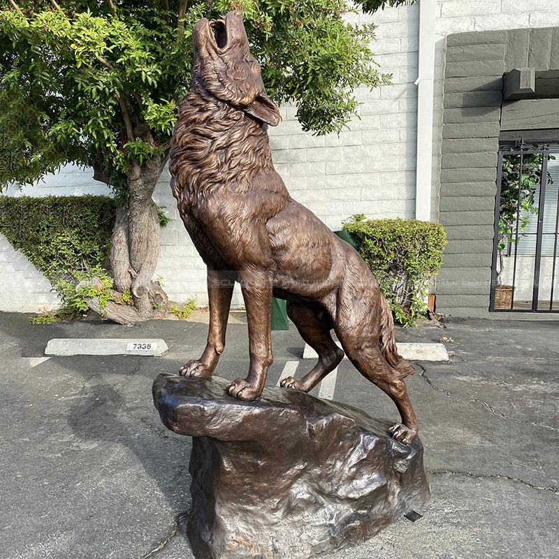Bronzewolf-Skulptur
