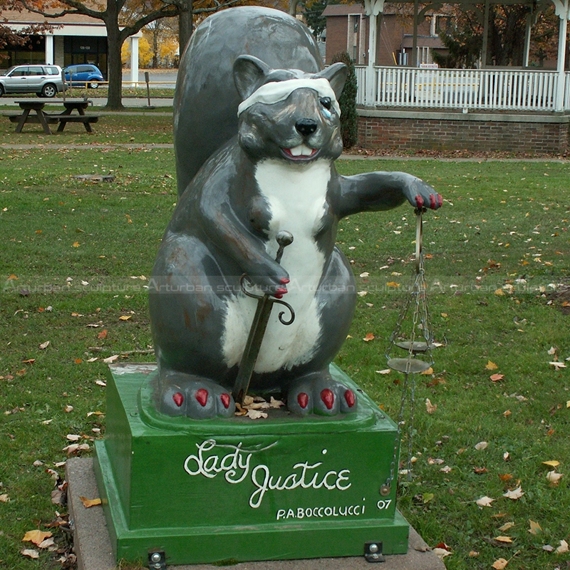 estátua de esquilo para jardim