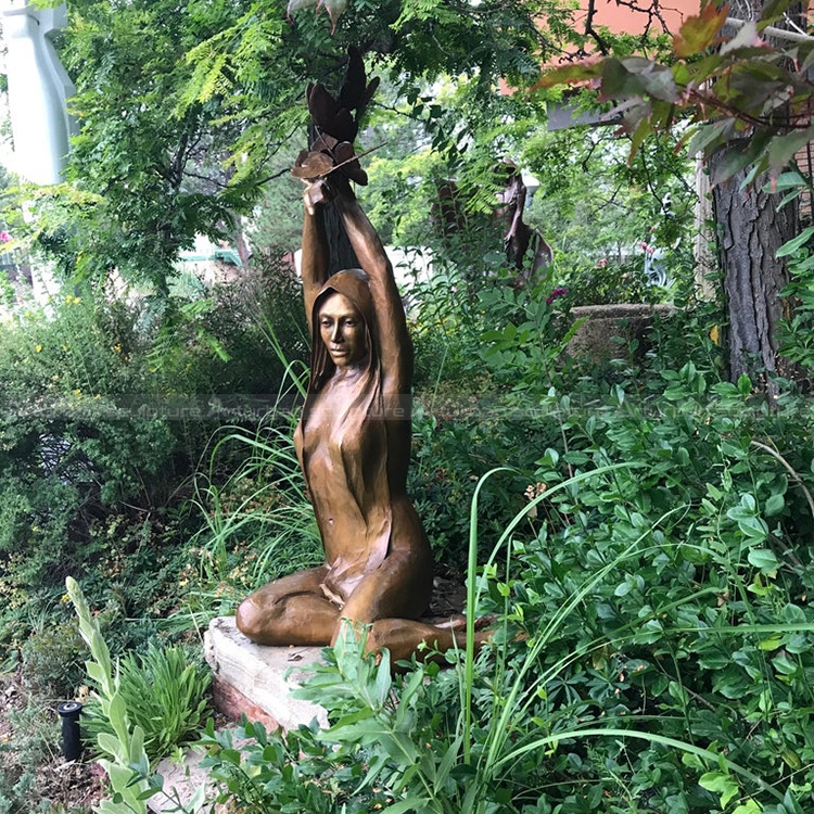 scultura di donna seduta