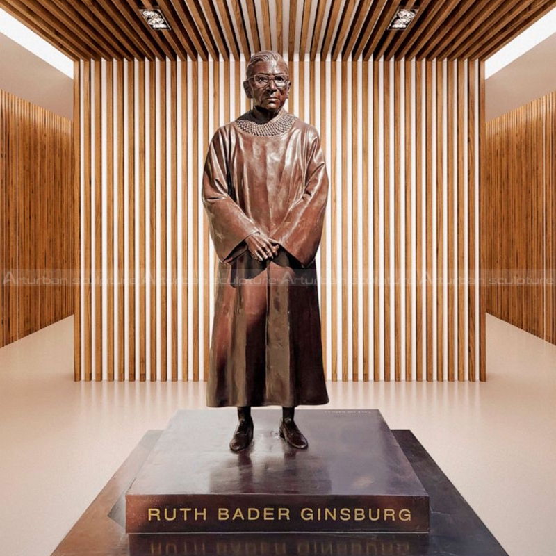 escultura de Ruth Bader Ginsburg