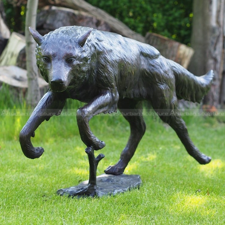 Bronzewolf-Skulptur