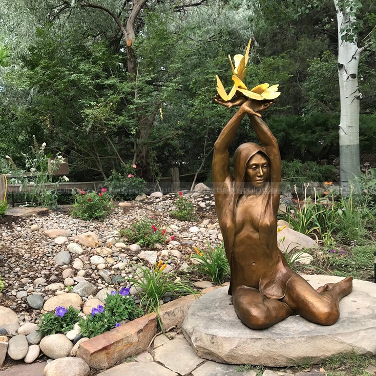 scultura di donna seduta