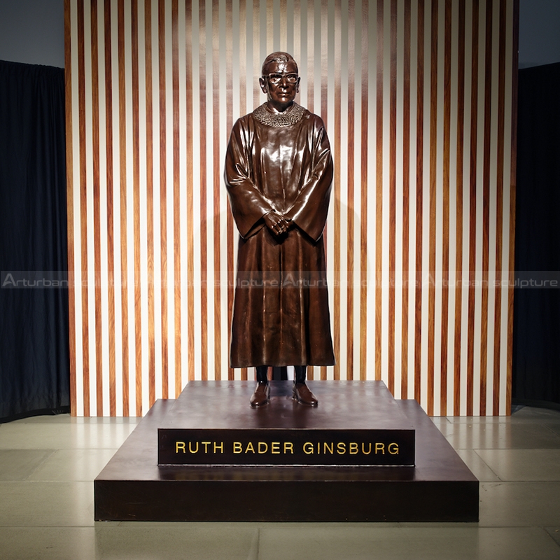 escultura de Ruth Bader Ginsburg