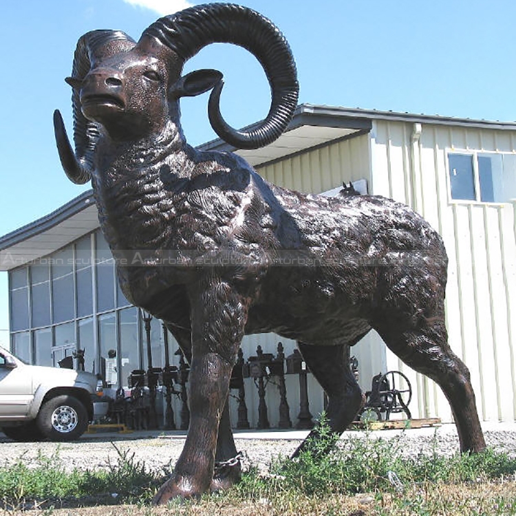 scultura di pecora dalle grandi corna