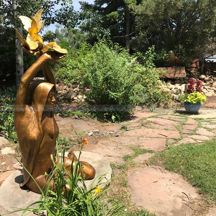 scultura di donna seduta