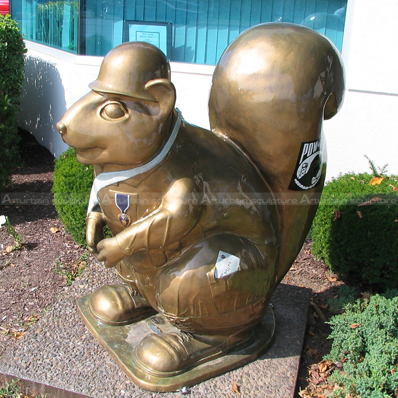 estátua de esquilo para jardim