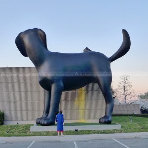 scultura di cane cattivo