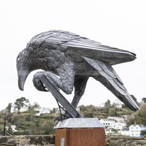 grandi statue di uccelli all'aperto