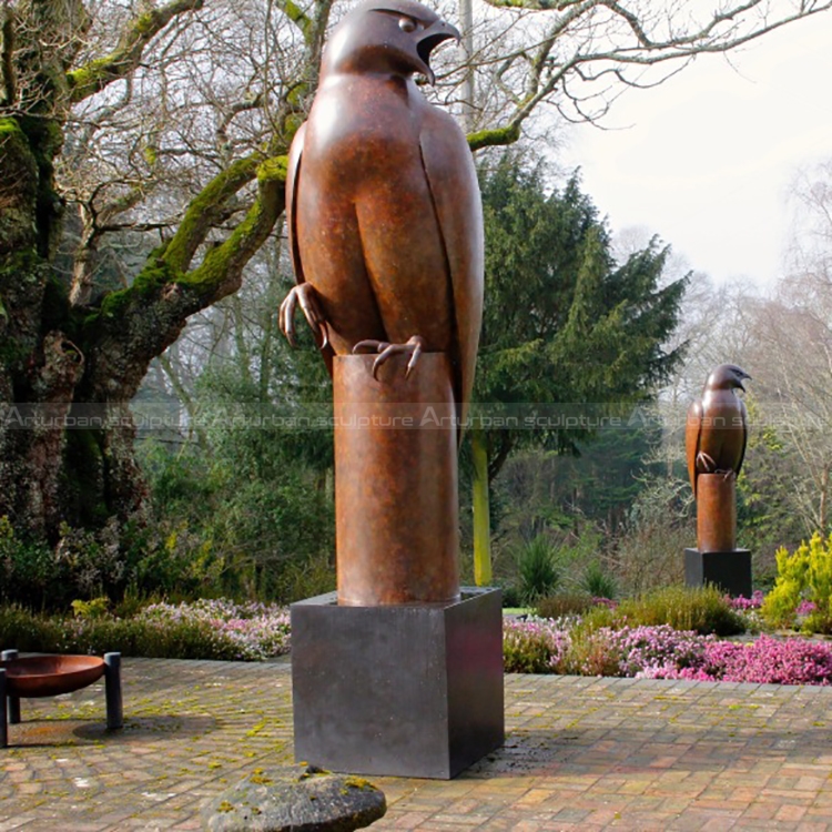 escultura de grande pássaro
