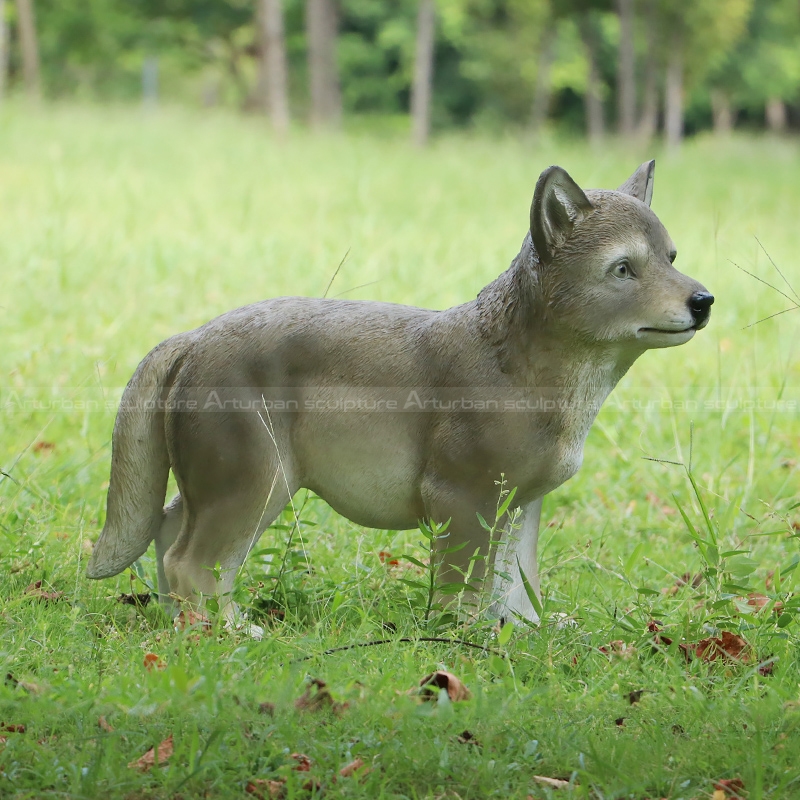 Wolf-Statuen-Garten