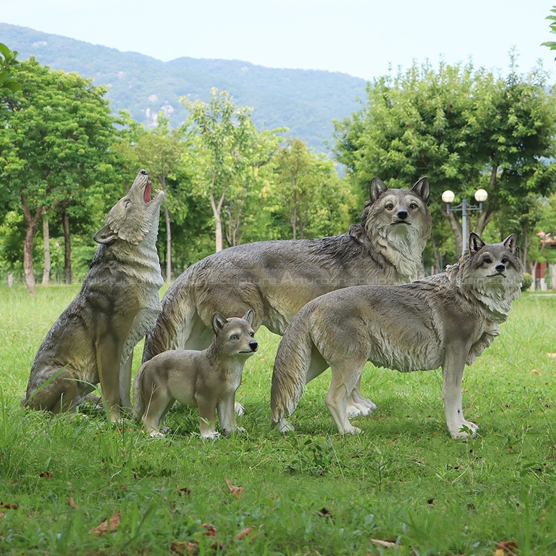 Wolf-Statuen-Garten