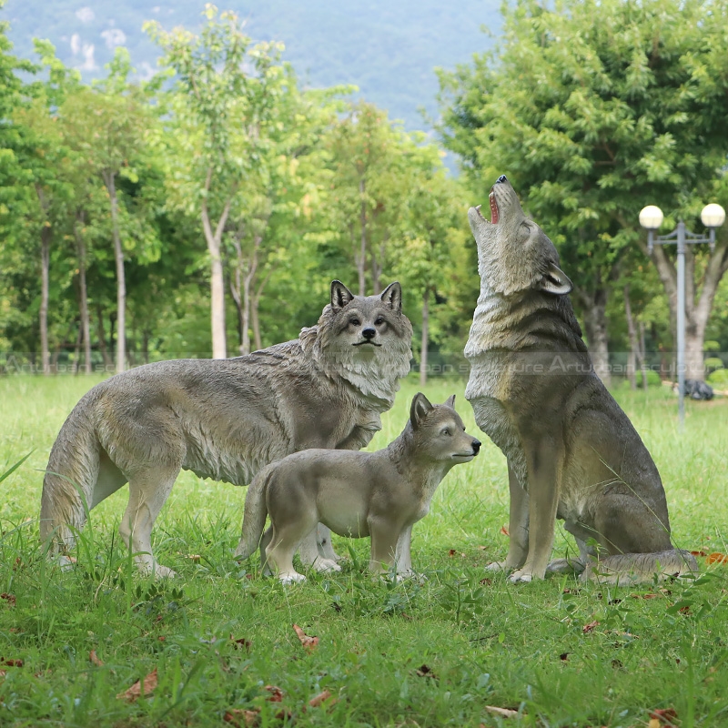 Wolf-Statuen-Garten