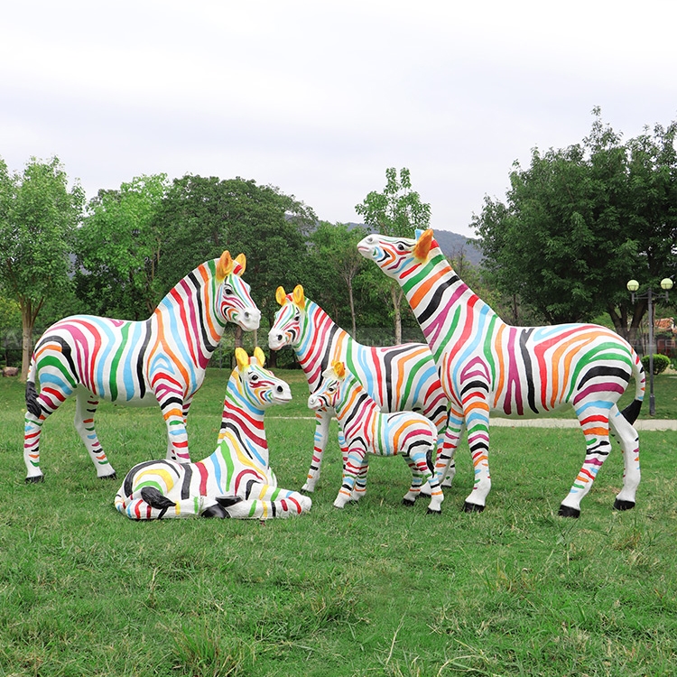 statua di zebra a grandezza naturale